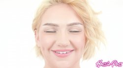 Captura de 'Sexy Blonde With Heterochromia, The' nº 33