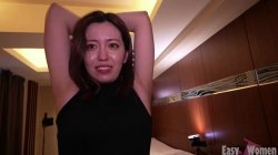 Captura de 'A Fashion Magazine-Worthy Beauty Cleaned My Unwashed Body After Three Days' nº 73