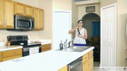 Captura de 'StepMom Fucks My Husband' nº 38