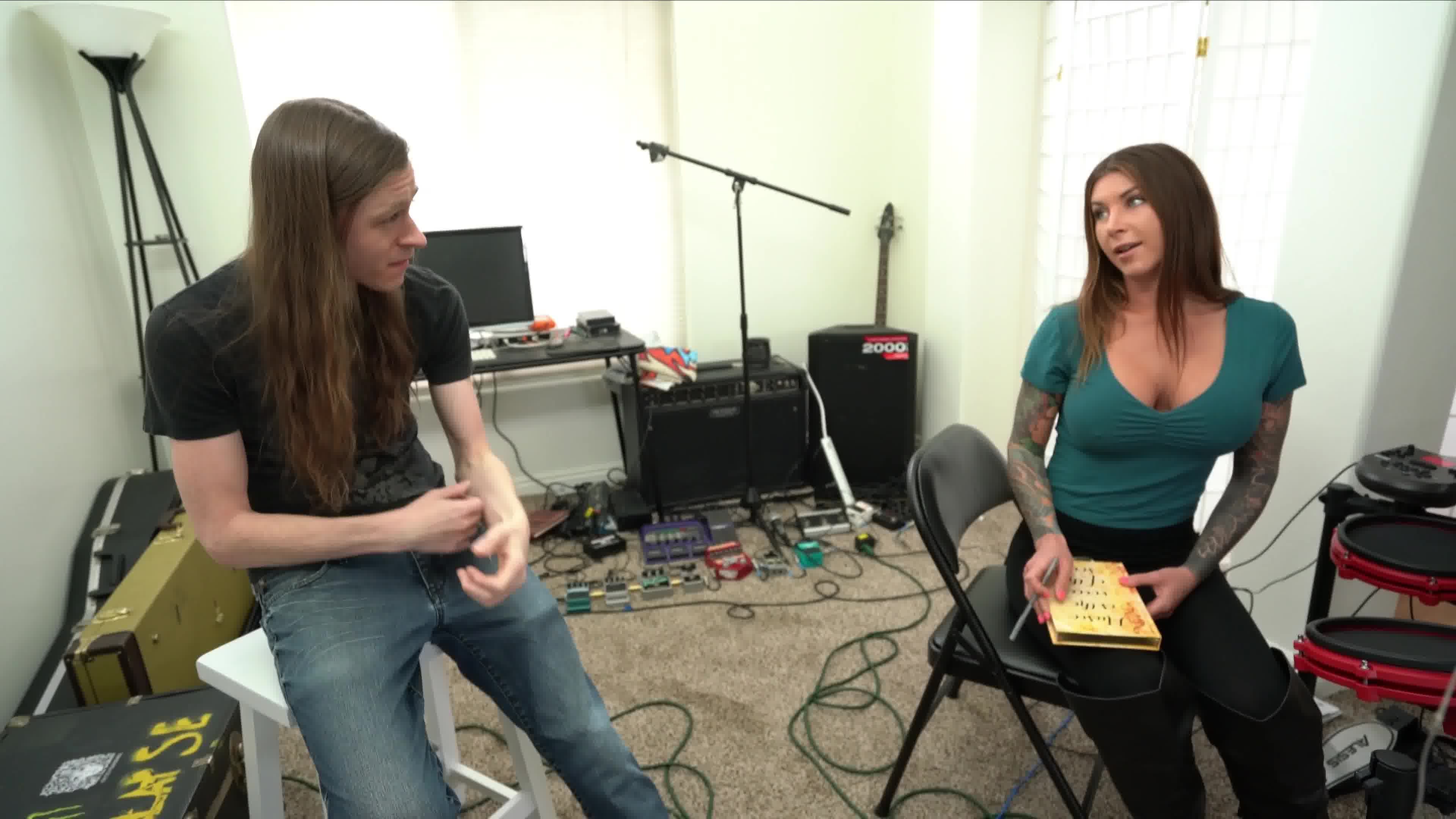 Sexy Tattooed Girl Is So Horny