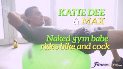 Captura de 'Naked Gym Babe Rides Bike And Cock' nº 2