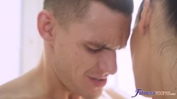 Captura de 'Naked Gym Babe Rides Bike And Cock' nº 29