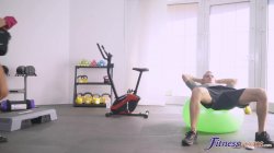 Captura de 'Naked Gym Babe Rides Bike And Cock' nº 3