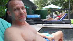 Captura de 'Pre-Party Poolside and Pussy Penetrating Fun' nº 10