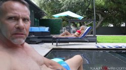 Captura de 'Pre-Party Poolside and Pussy Penetrating Fun' nº 13