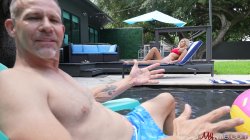Captura de 'Pre-Party Poolside and Pussy Penetrating Fun' nº 3