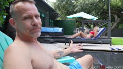 Captura de 'Pre-Party Poolside and Pussy Penetrating Fun' nº 5