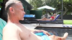 Captura de 'Pre-Party Poolside and Pussy Penetrating Fun' nº 8