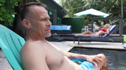 Captura de 'Pre-Party Poolside and Pussy Penetrating Fun' nº 9