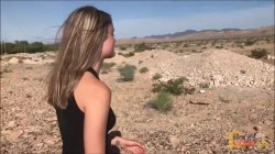 Captura de 'Sweet Young Pussy In The Open Desert' nº 3