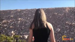 Captura de 'Sweet Young Pussy In The Open Desert' nº 4