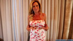 Captura de 'Slutty MILF's Sheer Dress Earns Her A POV Pounding And Creampie' nº 14