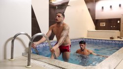 Captura de 'Trans Pool Party Four-Way Fuck Off' nº 23