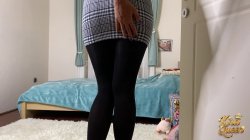 'Kira Queen Peels Leggings to Stroke Her Dripping Slit to Orgasm!' screenshot nº 1
