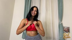 'Kira Queen Peels Leggings to Stroke Her Dripping Slit to Orgasm!' screenshot nº 11