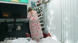 Captura de 'StepMom Gets A Big Dick For Christmas - Kymber Leigh' nº 11