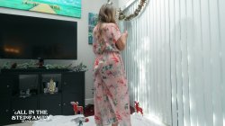 Captura de 'StepMom Gets A Big Dick For Christmas - Kymber Leigh' nº 4