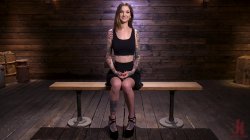 Captura de 'Fucking Machines - Sexy Alt Girl Rocky Emerson Has Nonstop Orgasms From Fucking Machines' nº 2