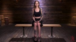 Captura de 'Fucking Machines - Sexy Alt Girl Rocky Emerson Has Nonstop Orgasms From Fucking Machines' nº 8