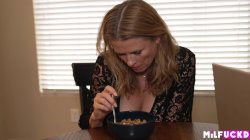 Captura de 'Mature Cougar Seduces her Boyfriend's Son' nº 11