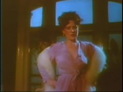 Captura de 'Original Theatrical Trailer - Girl's Best Friend' nº 2