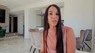 My couch Surfer Becomes My Girlfriend - Escena2 - 2