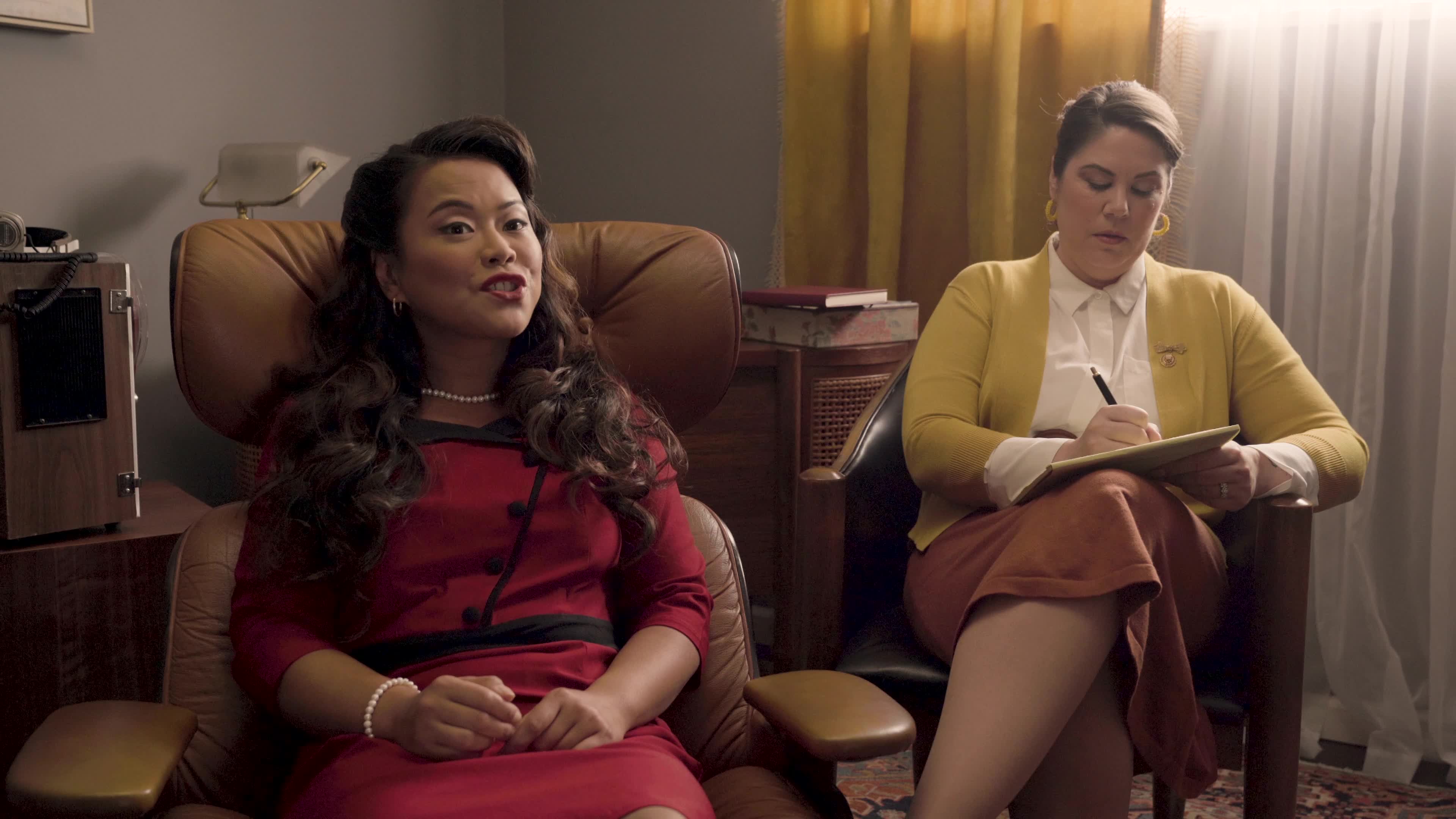 Үлкен кеудесі бар жетілген, сымбатты әйел фотосы