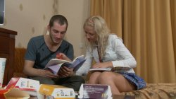 'Blonde Schoolgirl Learns a Valuable Sex Lesson' screenshot nº 25