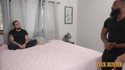 Captura de 'Interracial cuckold thrill: Elisa Pink seduces black stud while husband watches' nº 20