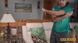 Captura de 'Interracial BBC Cuckold: Kira Fox Begs Black Friend to Ravage Her Tight Pussy While Husband Watches' nº 5
