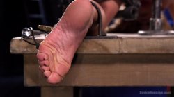 Captura de 'Device Bondage - The Pope Vs. Cherie DeVille' nº 110