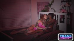 Captura de 'Curvy Trans April Rayne Loves Big Black Cock' nº 2