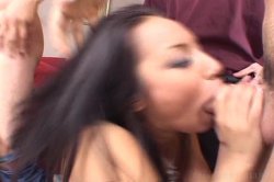 Captura de 'Teen Summer Gang Bang' nº 100