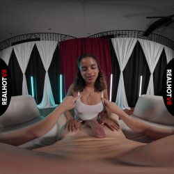 Captura de 'Stuffed Latin Stripper' nº 6