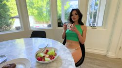 Captura de 'Day With Scarlett Alexis and MILF Nextdoor Lexi Luna, A' nº 46