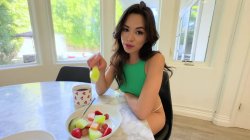 Captura de 'Day With Scarlett Alexis and MILF Nextdoor Lexi Luna, A' nº 49