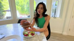 Captura de 'Day With Scarlett Alexis and MILF Nextdoor Lexi Luna, A' nº 52