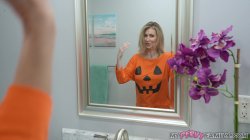 Captura de 'Stepmom Get's A Spooky Surprise & Squirts!!' nº 24