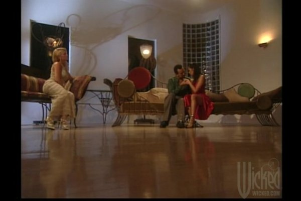 Ichkarida osiyolik porno Xojayin qulning ustiga otiradi