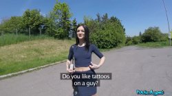 Captura de 'Public Agent Presents - Amazing Ass Rides Big Cock In Public' nº 17