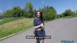Captura de 'Public Agent Presents - Amazing Ass Rides Big Cock In Public' nº 3