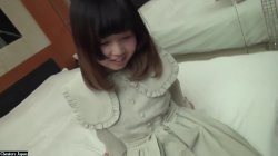 Captura de 'An Innocent, Extremely Beautiful Girl With Little Experience' nº 8