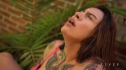 Captura de 'Threesome in a Summer House with Hot Latina and Couple' nº 49