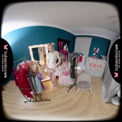 'Elloize Arti Masturbates In Our Dressing Room' screenshot nº 14