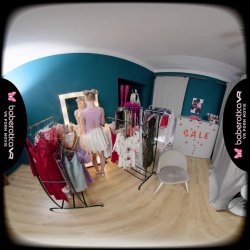 'Elloize Arti Masturbates In Our Dressing Room' screenshot nº 4