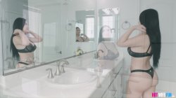 Captura de 'Sexy HotWife Suki Sin Snaps Some Sexy Pics For Her Missing Hubby' nº 4