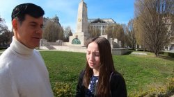 Captura de 'Petite Russian Does Not Want to be a Tourist, She Wants to Try a Threesome!' nº 20