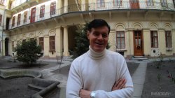 Captura de 'Petite Russian Does Not Want to be a Tourist, She Wants to Try a Threesome!' nº 2