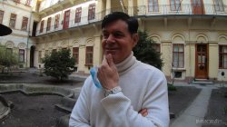Captura de 'Petite Russian Does Not Want to be a Tourist, She Wants to Try a Threesome!' nº 4