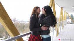 Captura de 'Sexy Lesbian Trib In Winter Cabin' nº 11